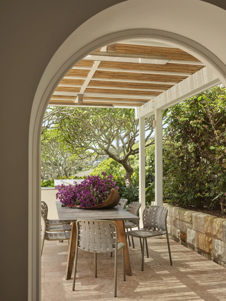 Интересные интерьеры вне времени в дизайне испанской виллы в Сиднее