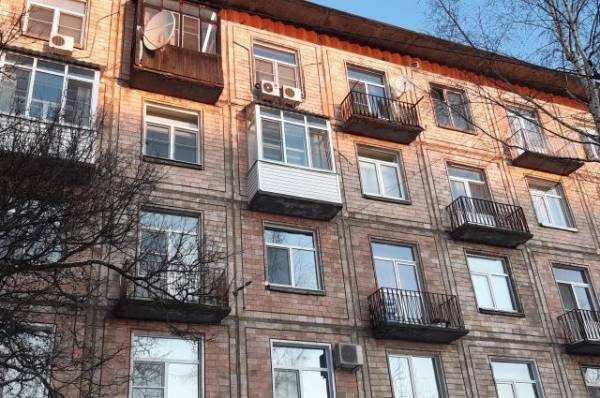 Куда жаловаться, если сосед захламляет балкон?