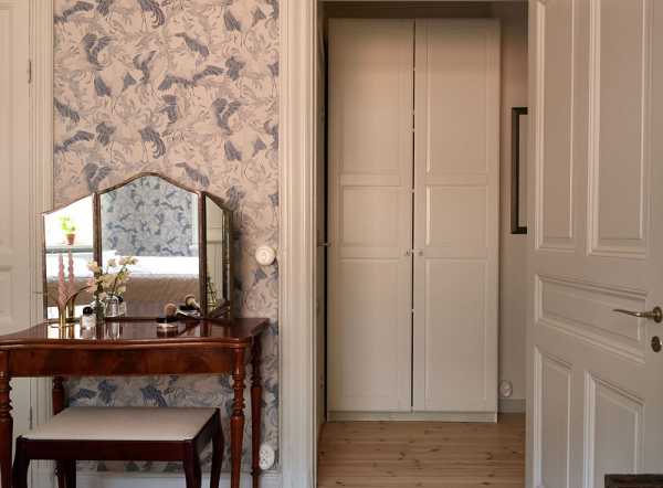 Нотки кантри и цветочные обои в дизайне уютной шведской квартиры (83 кв. м)
