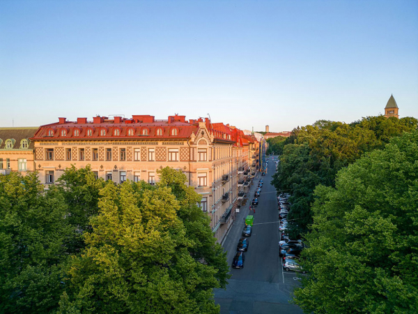 Впечатляющая лепнина и современная мебель: квартира в Стокгольме