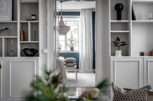 Светлая мансардная квартира в Стокгольме с балками и синей спальней (67 кв. м)