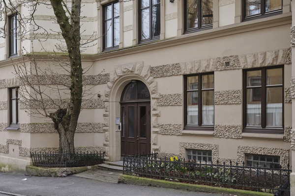 Спокойный скандинавский интерьер с ярким диваном (89 кв. м)