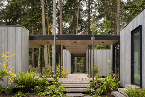 Небольшой модульный домик в лесу с коридорами без стен Небольшой модульный домик в лесу с коридорами без стен
